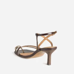 Sandale marron kitten-heel passe-orteil bijou