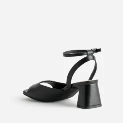 Sandale noire cuir décolleté carré
