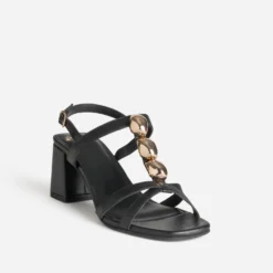Sandale noire cuir décor bijoux