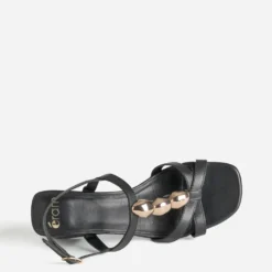 Sandale noire cuir décor bijoux