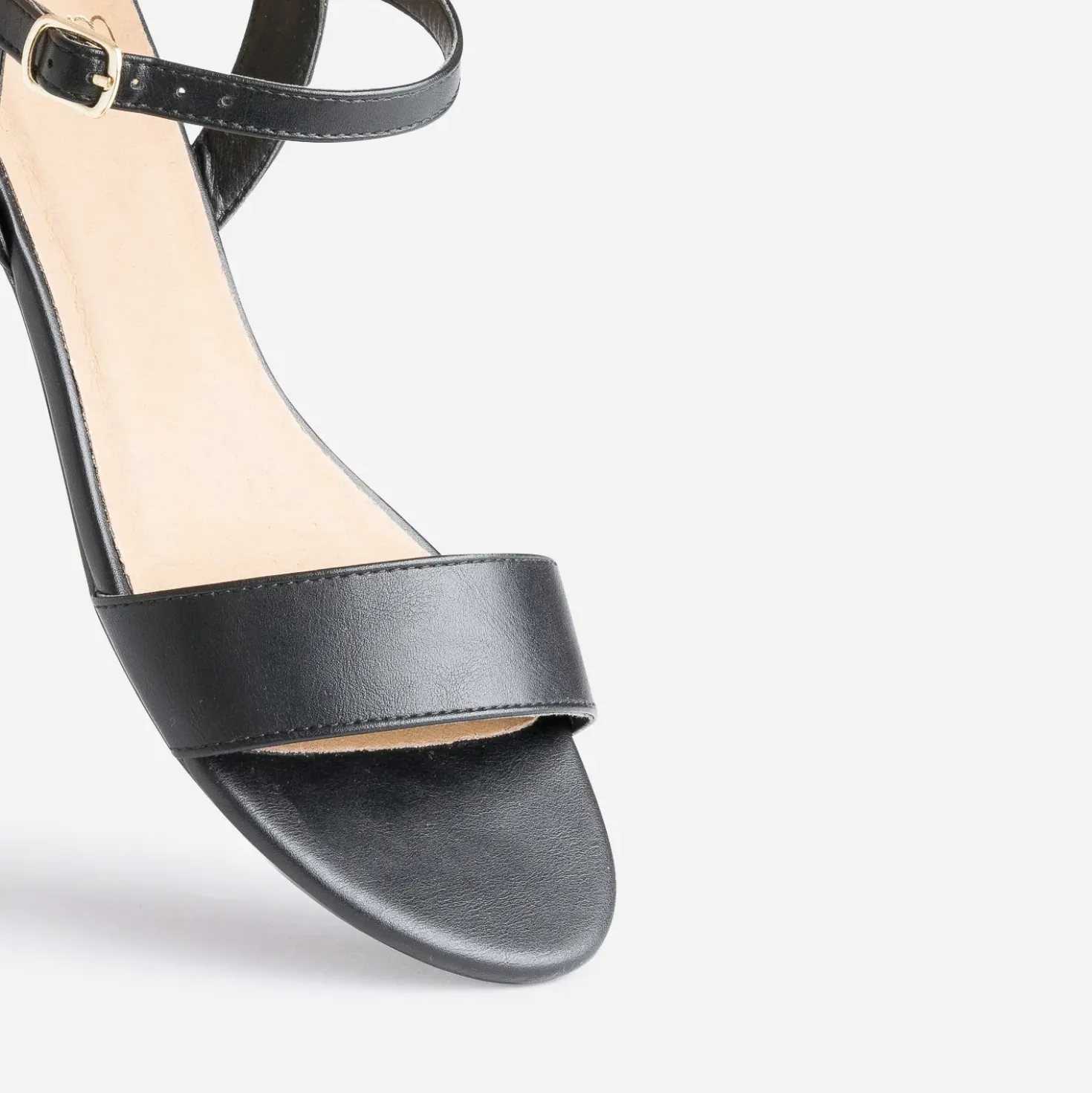 Sandale noire à petit talon