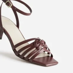 Sandales en cuir bordeaux à petit talon