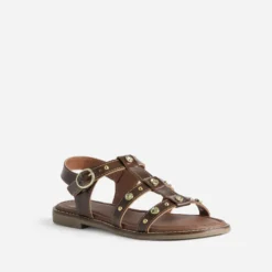 Sandales plates en cuir cognac à clous