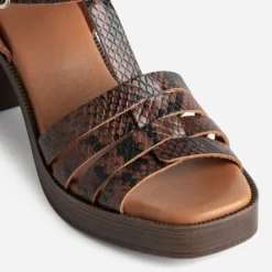 Sandale à talon marron cuir effet python