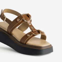 Sandale TEXTO cognac anneaux et clous