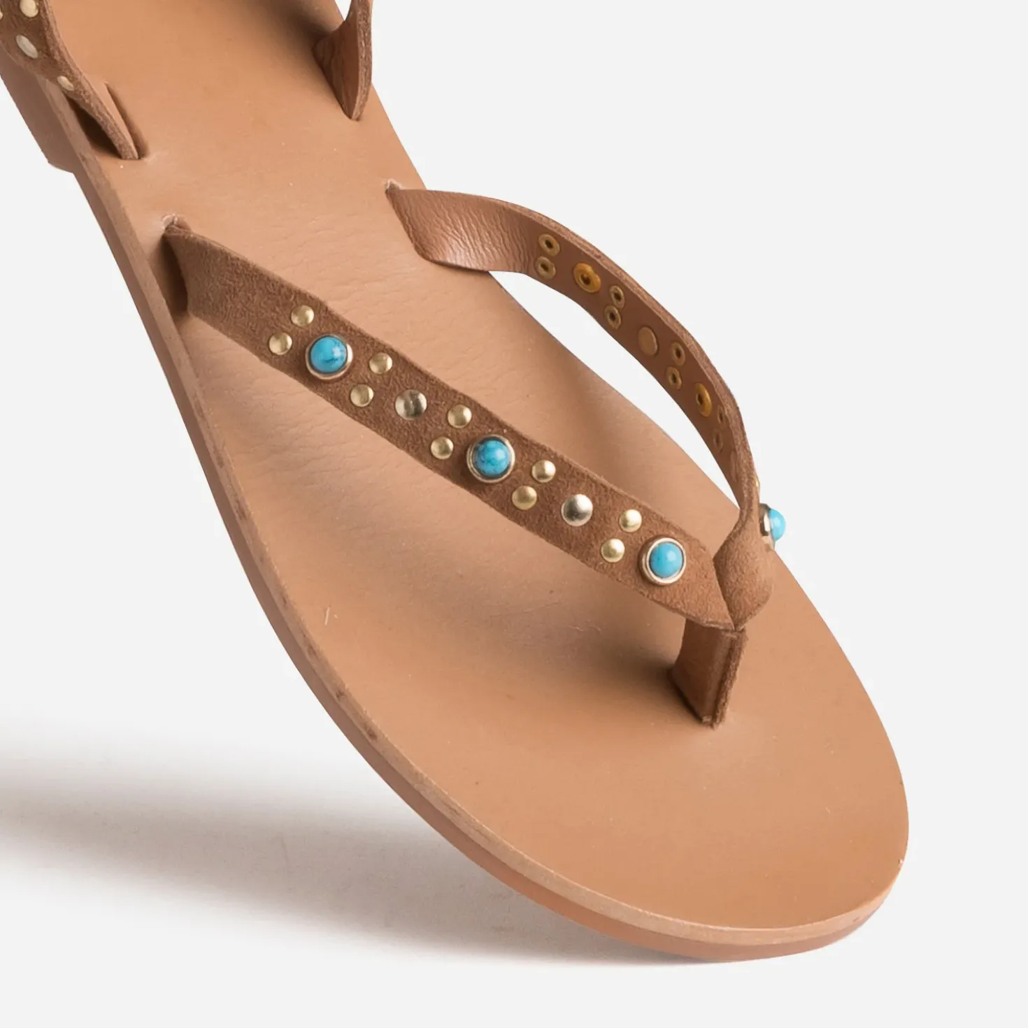 Sandale-tong camel cuir velours décor clous et perles