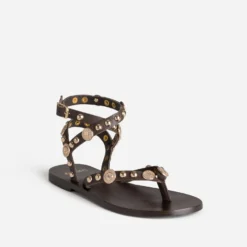 Sandale-tong marron cuir décor clous