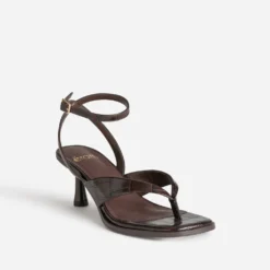 Sandale-tong marron effet croco