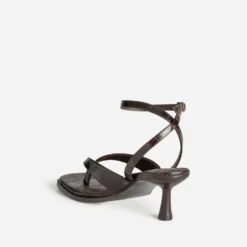 Sandale-tong marron effet croco
