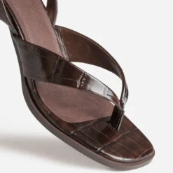 Sandale-tong marron effet croco