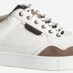 Tennis blanche embossage et détails couleurs