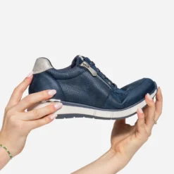 Tennis bleu marine perforée