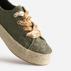 Tennis kaki en toile brodée dentelle éco-conçue