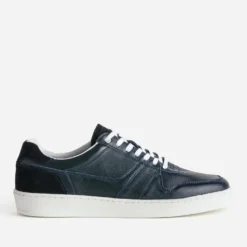 Tennis marine éco-conçue en cuir