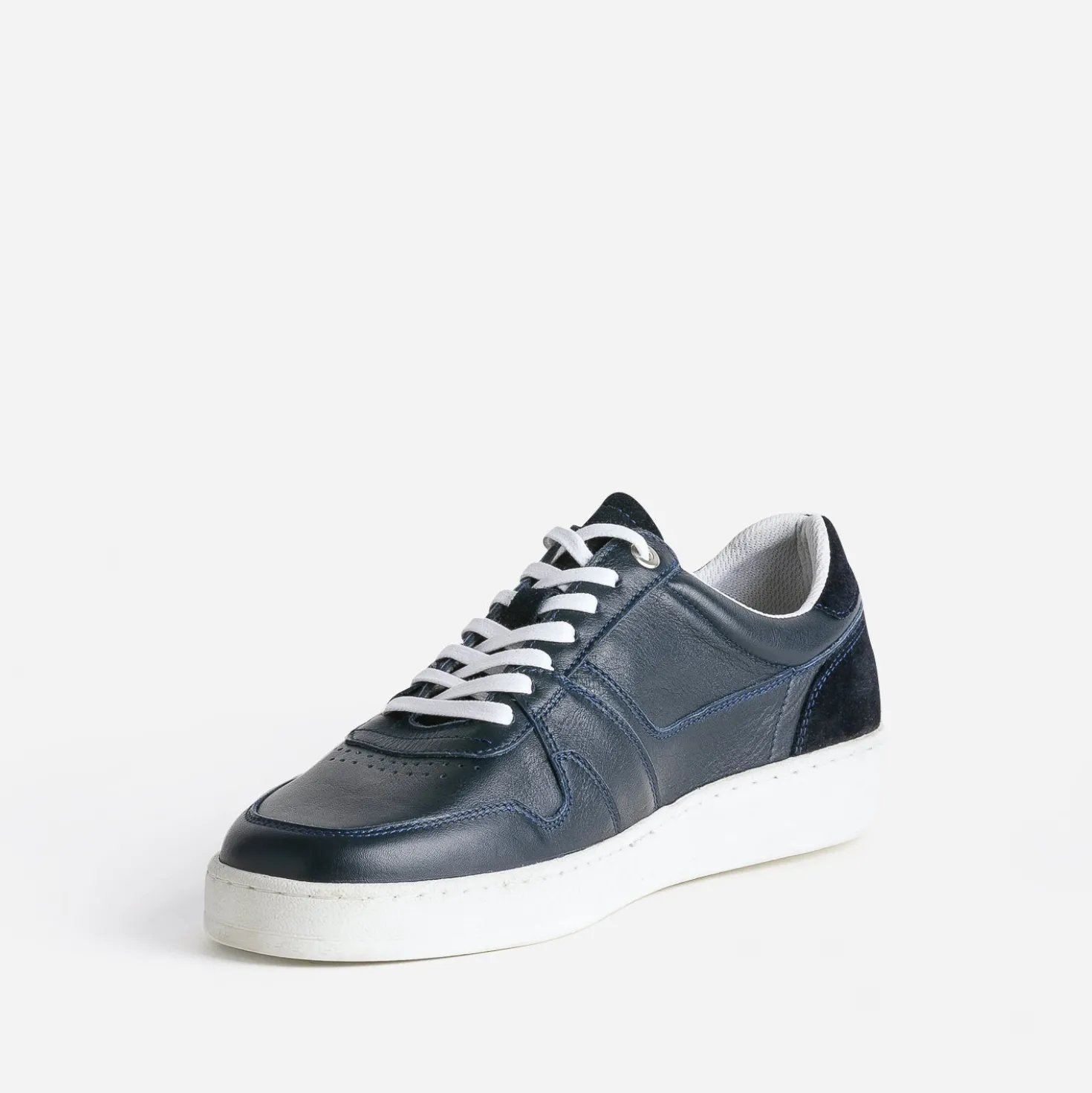 Tennis marine éco-conçue en cuir