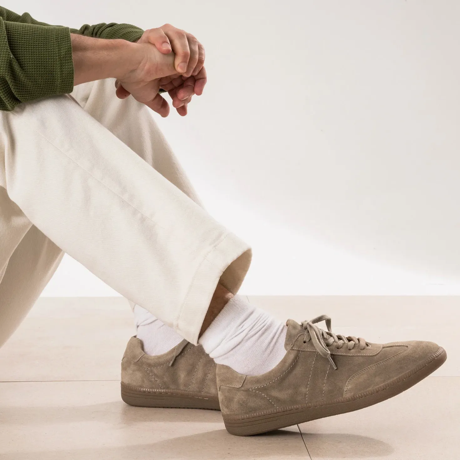 Tennis taupe suédée