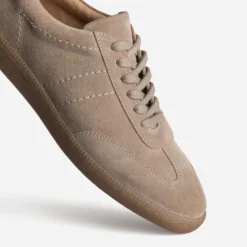 Tennis taupe suédée