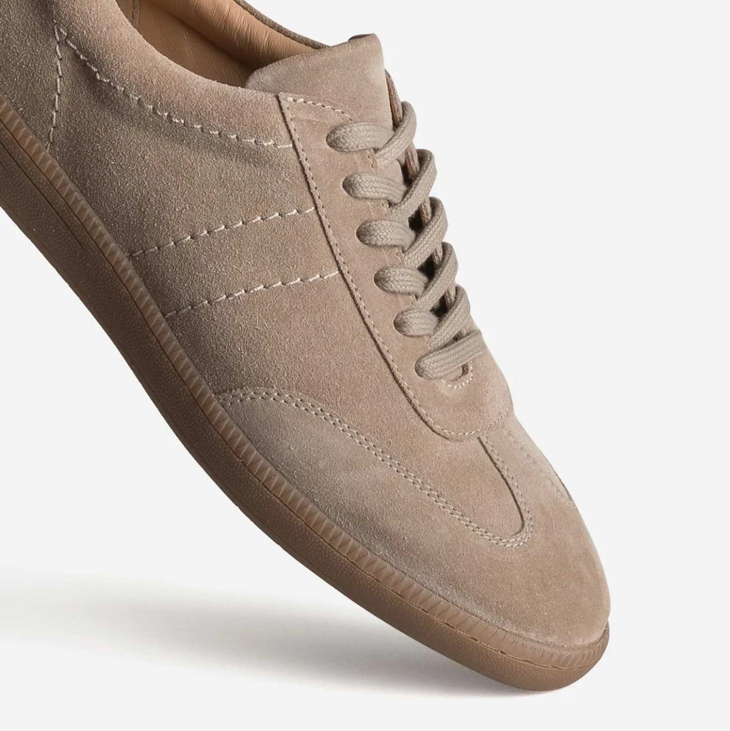 Tennis taupe suédée