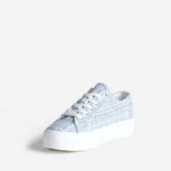Tennis toile bleue à semelle blanche