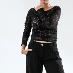 Top TEXTO noir en dentelle